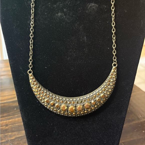 Elegant Gold-Tone Necklace - Picture 2 of 2